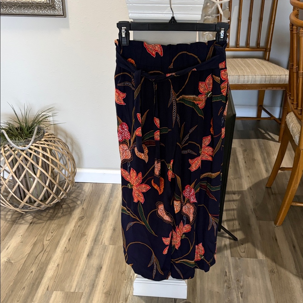 Wide-leg crops.